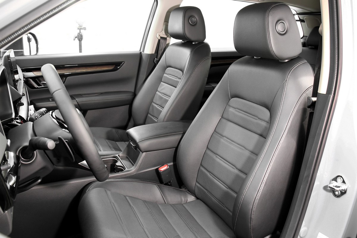 前座椅包覆與支撐性都有出色的表現。