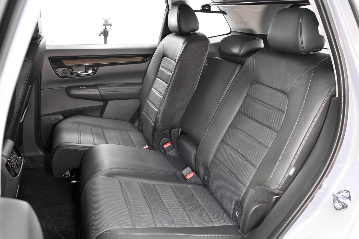 2,700mm軸距加上16段椅背調整與前後移動,帶來相當寬敞舒適的後座乘坐環境,且前後四座安全帶也有預縮式設計。