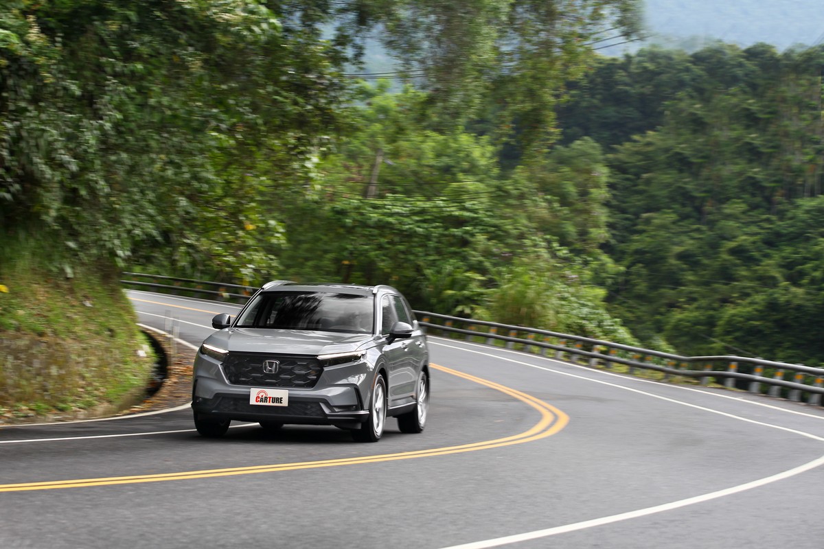 新CR-V行路表現更紮實沉穩,在彎中側傾幅度也改善許多,連續轉向車身也沒有明顯扭動。