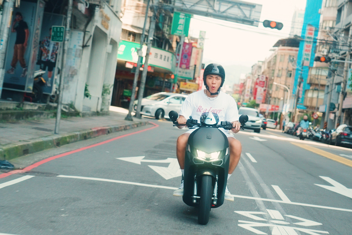 【車勢星聞】王Aden騎宏佳騰跑遍全台唱新歌,歌迷面前發車、騎車零距離互動。(圖:宏佳騰X龍大謝音樂提供)