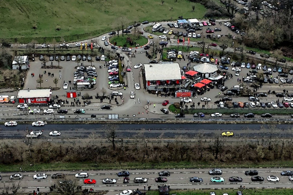 全球車迷都來到紐柏林賽道朝聖,讓賽道上的車輛進出變得相當多,也造成了塞車的狀況發生。