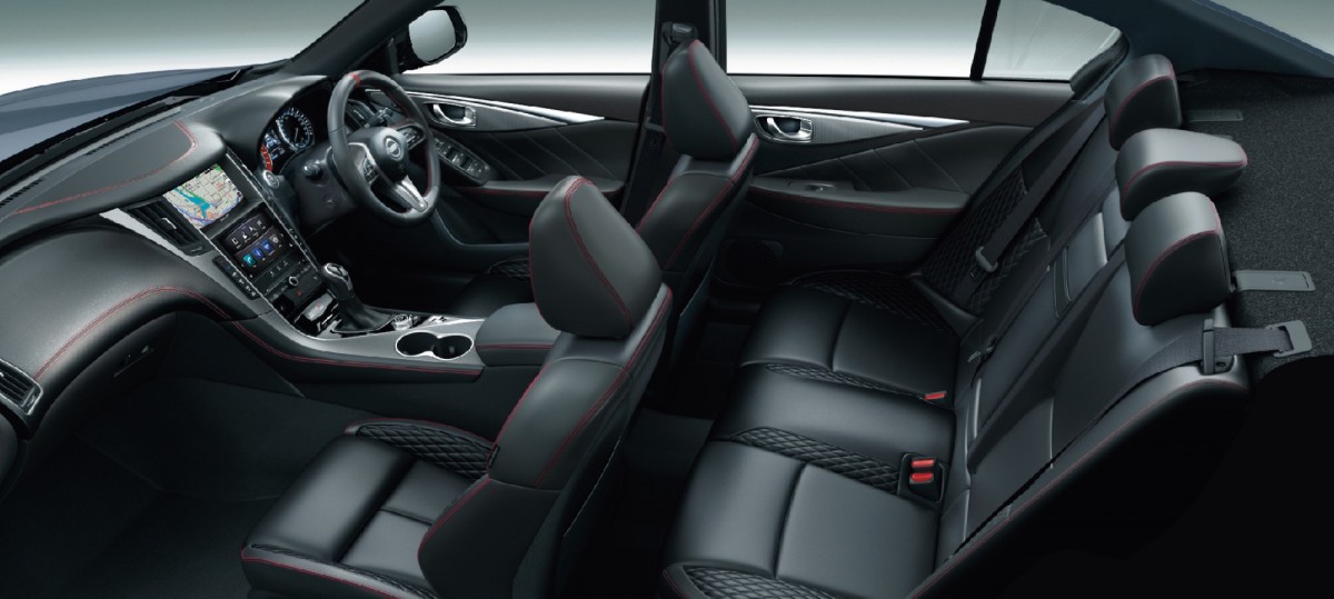 內裝部分可以看到許多紅色縫線妝點,彰顯運動氣息。