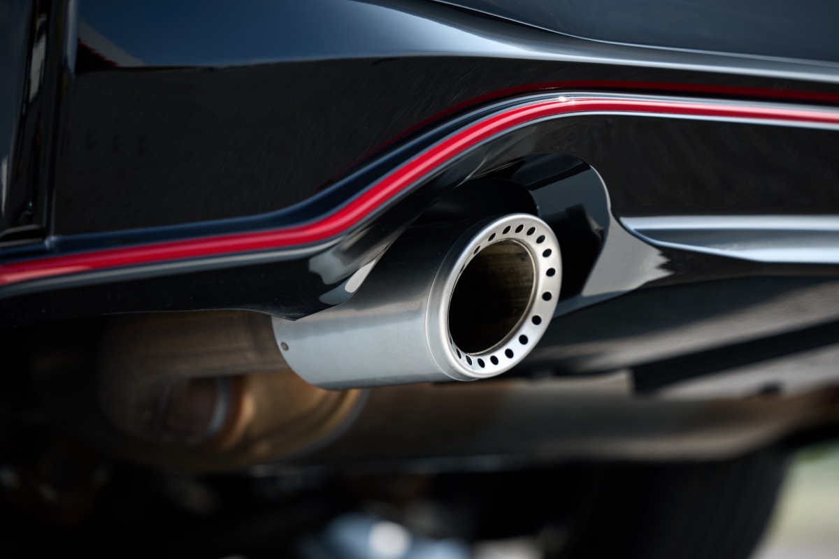 排氣尾管的設計風格也相當戰鬥,動力表現與Z Nismo一樣。