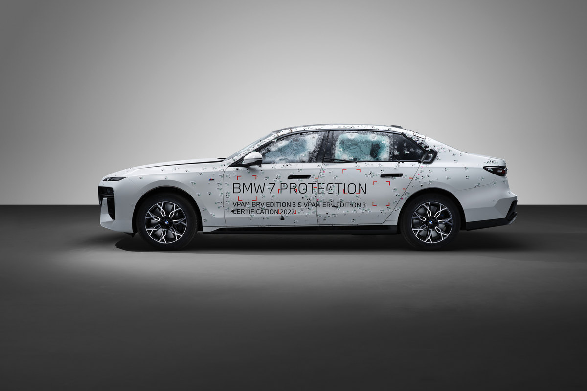7 Series/i7 Protection裝甲防護車於車身、車頂與車底都採用裝甲鋼材製成,車窗玻璃也改成VR9等級的防彈玻璃。