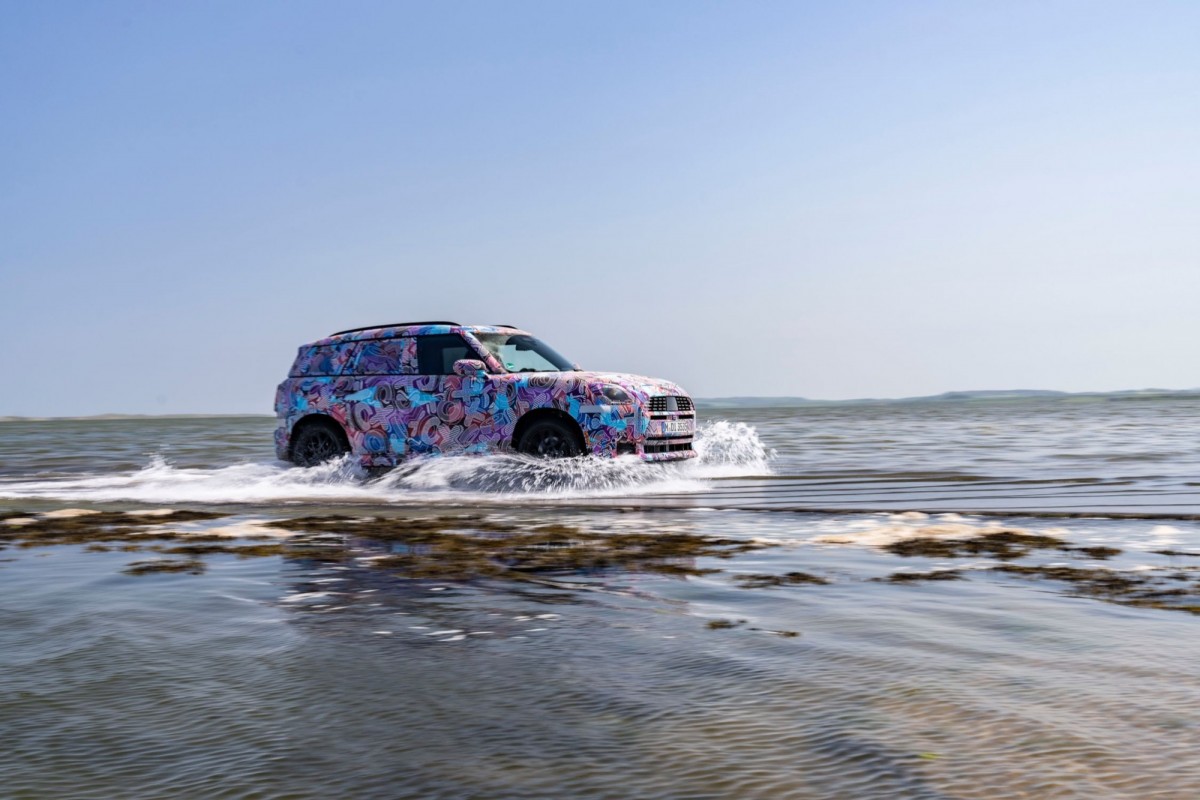 原廠甚至把車輛放到了岸邊行駛,對於車輛非常有信心。