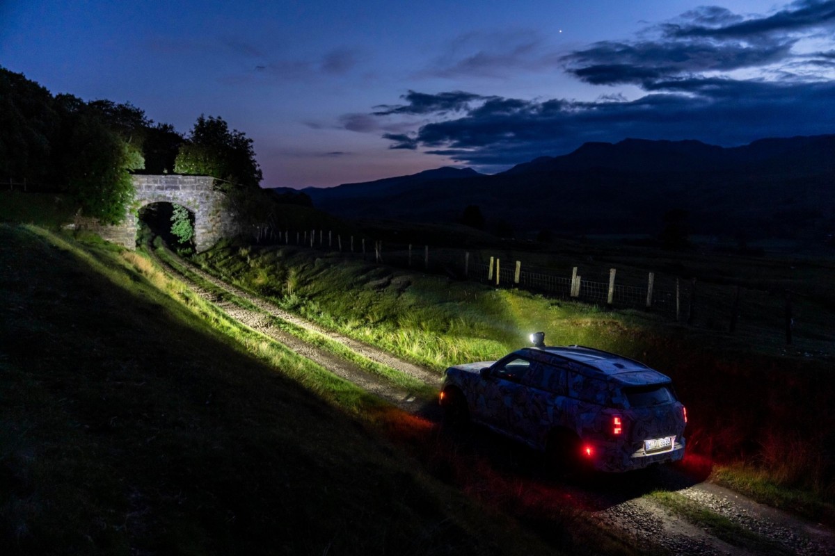 車頂燈的照射範圍非常遠且廣,看起來相當實用。