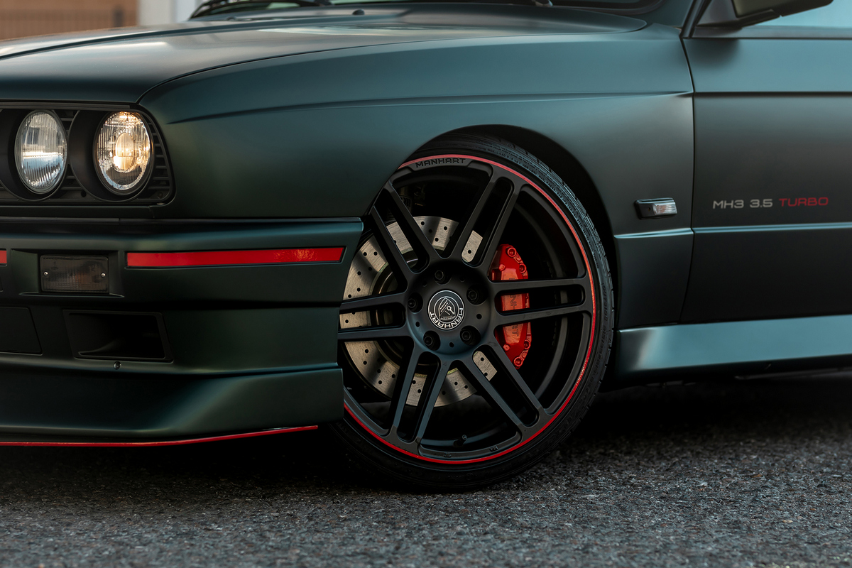 輪胎加大至215/35 R19、後245/30 R19。