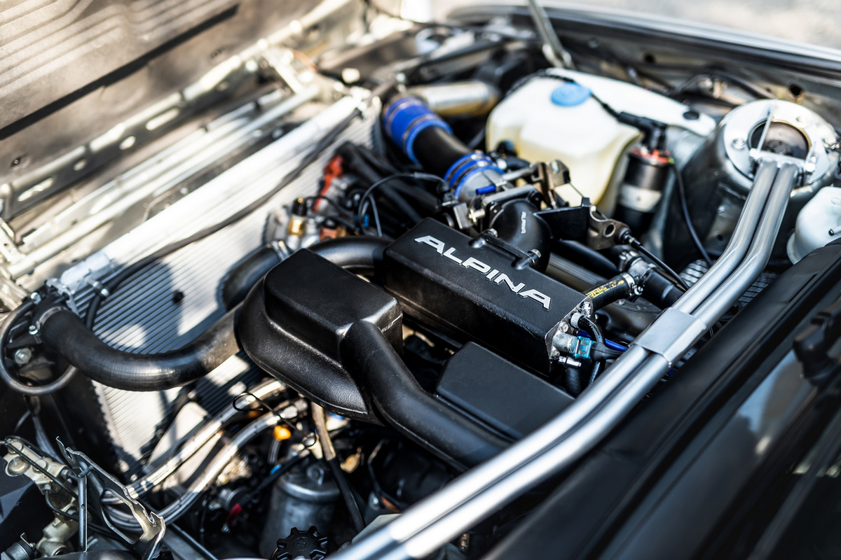 動力改搭載3.5升直六引擎,在換上Manhart渦輪與排氣系統後帶來405hp最大馬力。