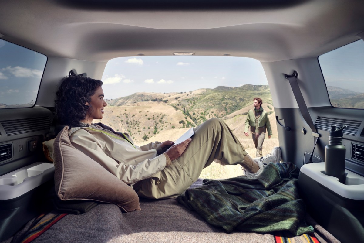 後排座椅可以完全收疊的設計非常亮眼,對於露營需要車宿的顧客非常實用。