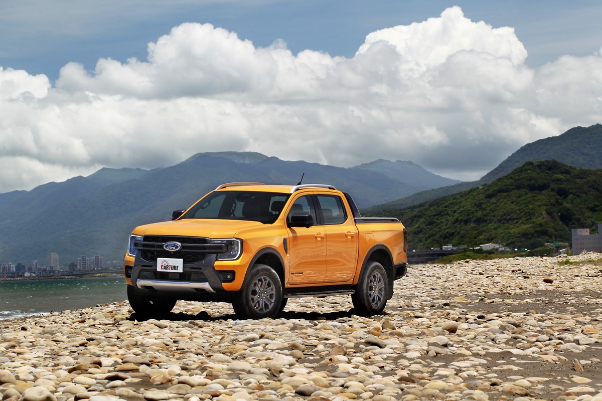 曜石黑蜂巢式格柵水箱護罩、C型日行燈、下護飾板讓新世代Ranger在粗礦中散發時尚氣息。