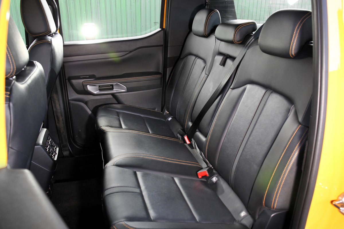 後座乘坐空間也頗為舒適寬敞。