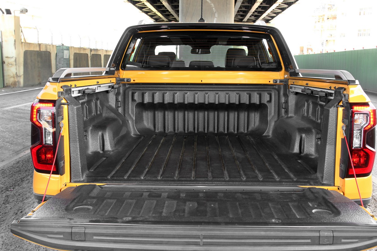 1,547mm×1,584mm×529mm×的後斗除工作用途方便放置物品外更適合的是放露營裝備。