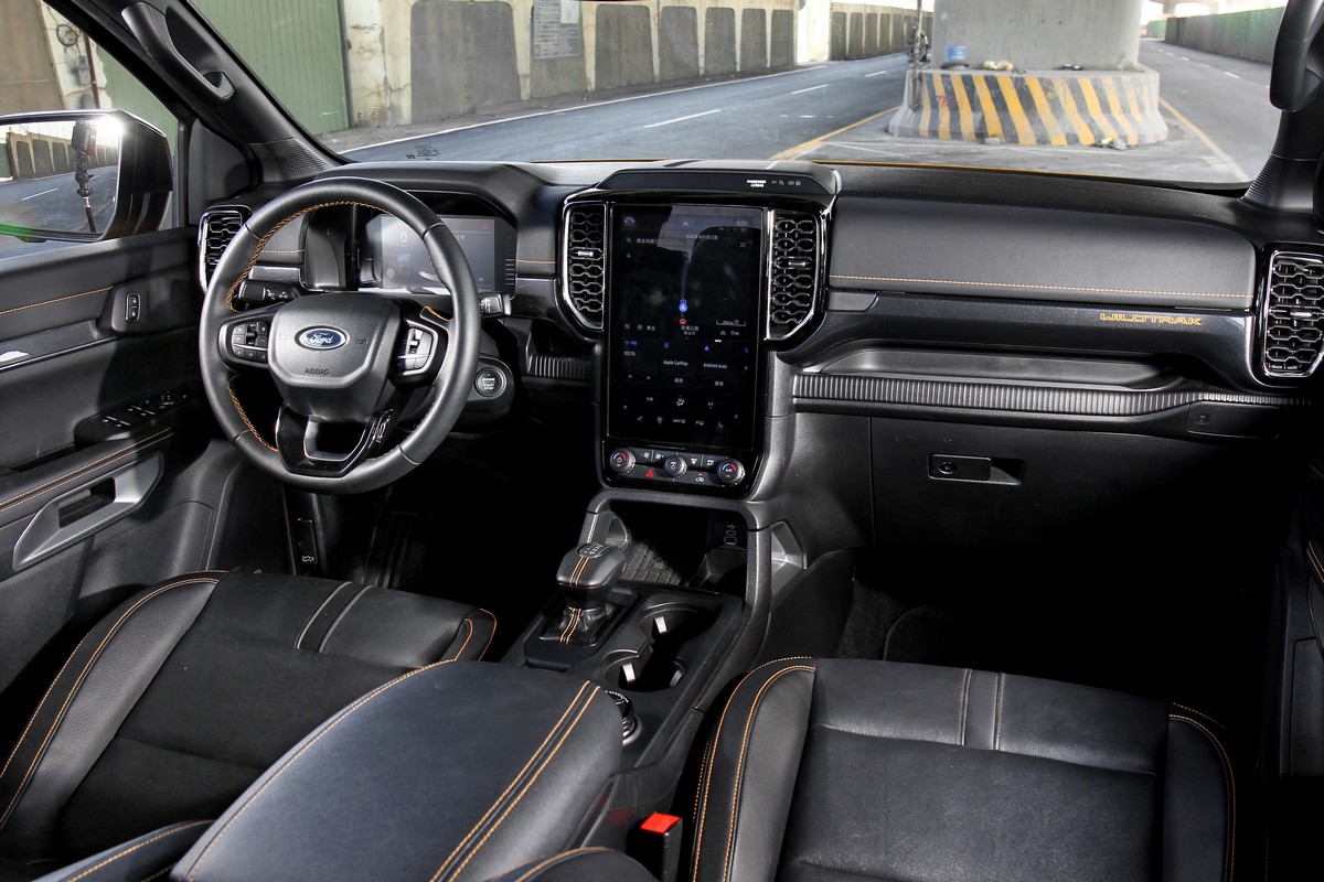 12吋直立式中控螢幕讓座艙散發科技氛圍。