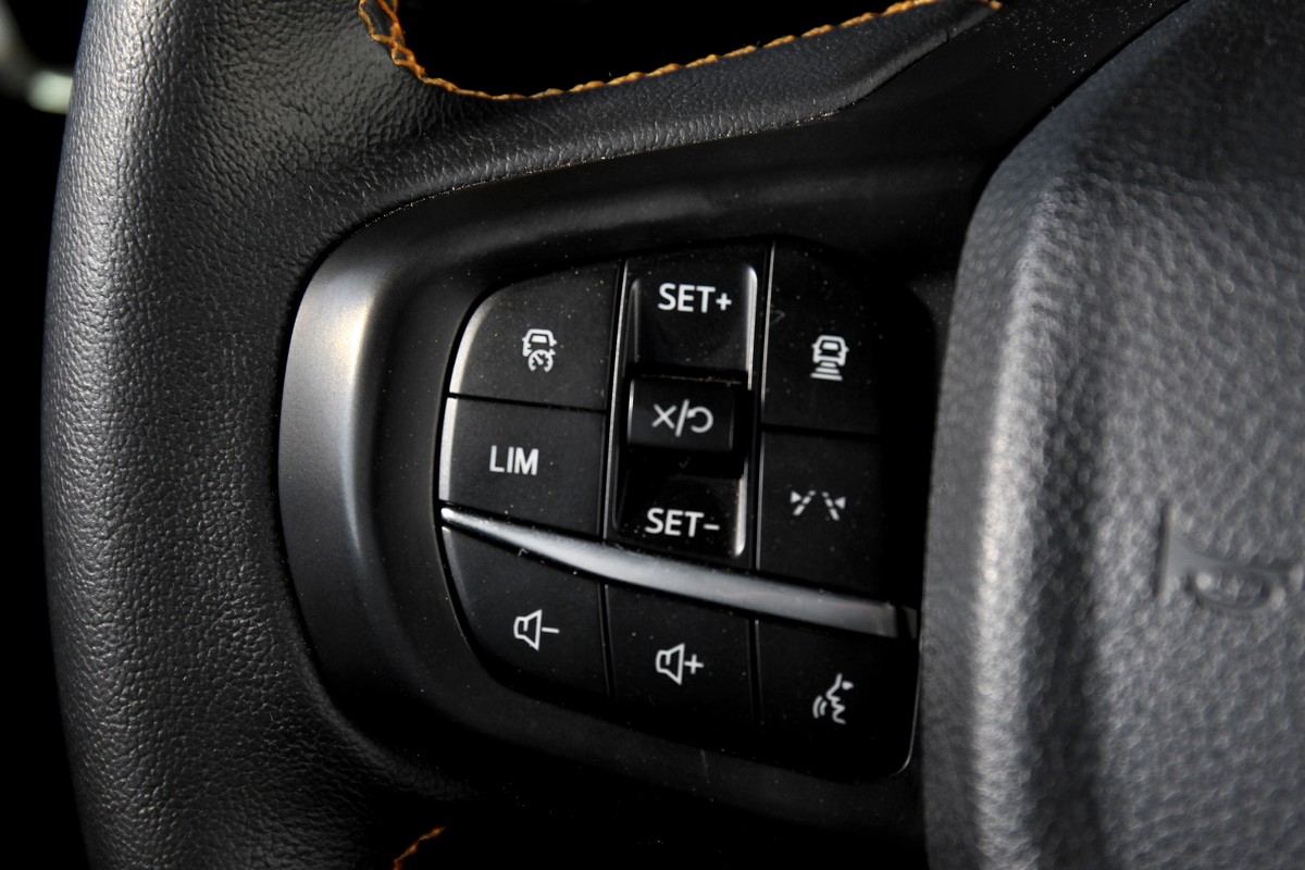 半自動駕駛相關按鍵都規劃在方向盤左側。