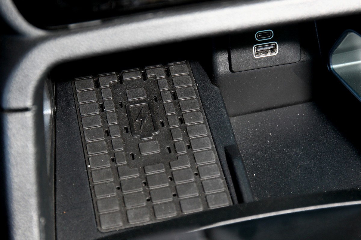 配備無線充電。