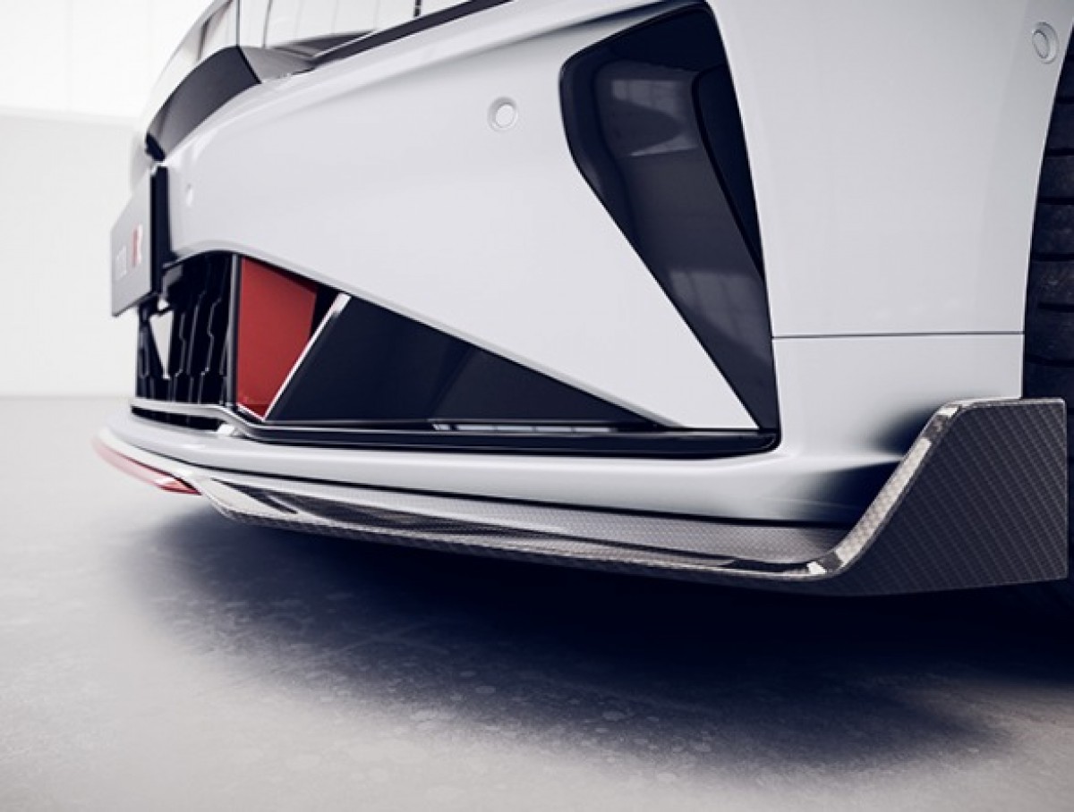 據了解空力套件都採用碳纖維材料製成,因此車輛的製造成本相當高。