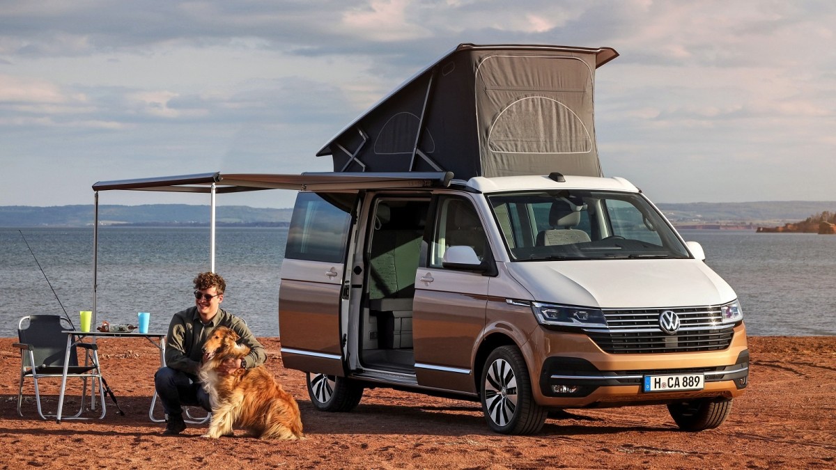 以T6.1車型為例的話,Multivan版本與California Ocean版本相差近350公斤,因此這些額外的露營配備確實不輕。