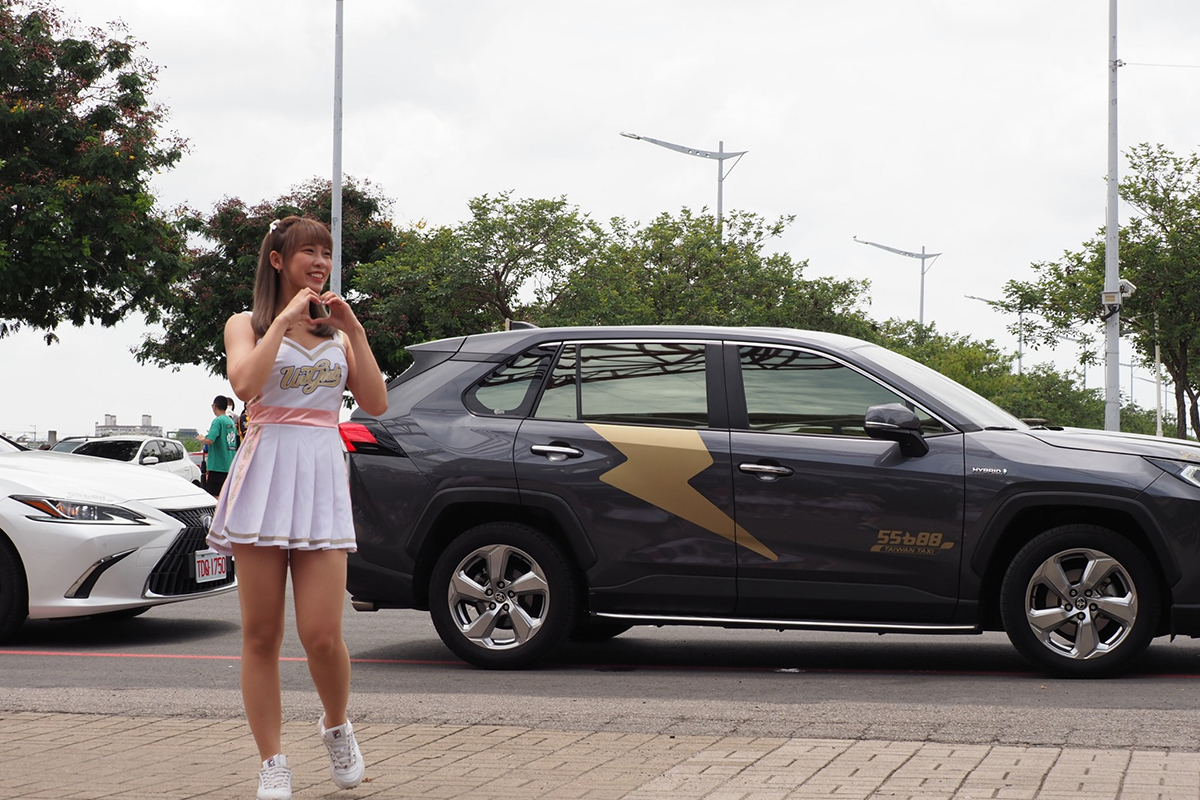 【車勢星聞】55688集團獲瓊斯盃、中職明星賽官方唯一指定,多元計程車隊護送啦啦隊上班