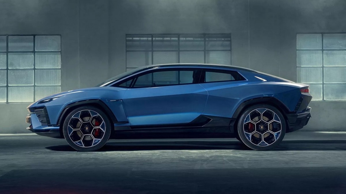 底盤離地高就跟休旅車款沒什麼差別,不過這是一輛雙門的2+2座跑車。