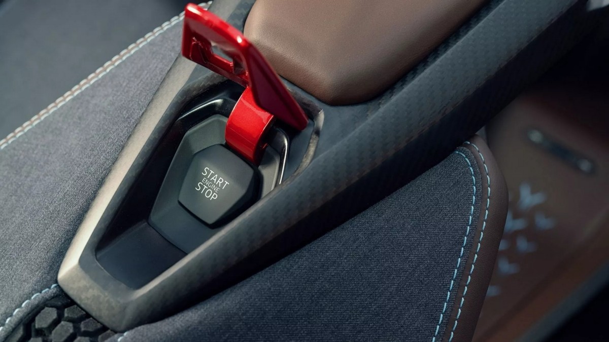 雖然這是一輛純電概念車,但其開關還是相當特別且與過往的車款相同。