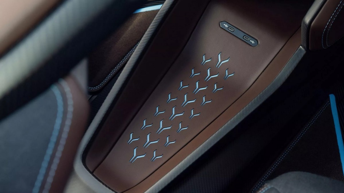 在中央扶手前方的下面還有著超大的置物空間以及Type C充電孔的配置。