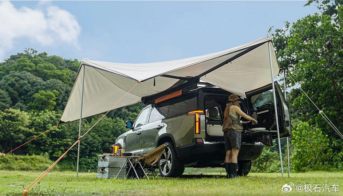 側邊的露營帳棚配置相當特別,跟一般的露營車款不同。