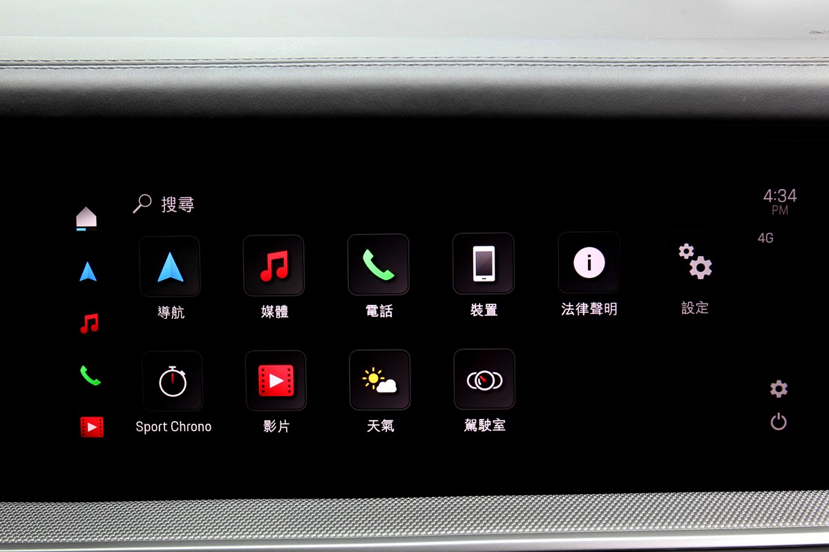 選配的副駕駛座10.9吋螢幕也具有多項功能,另有類似手機防窺螢幕貼的特殊鍍膜,因此駕駛不會看到副駕駛座螢幕內容。