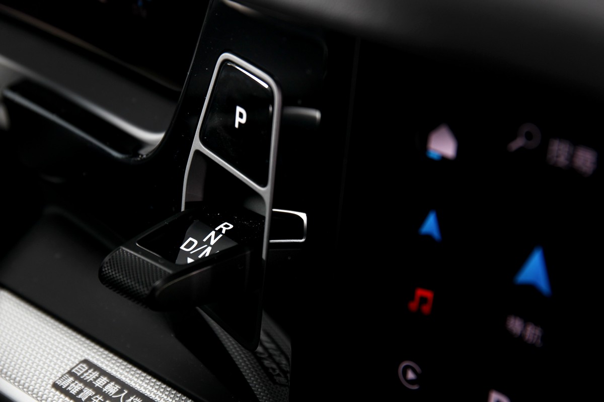 排檔桿也比照Taycan移至儀表處