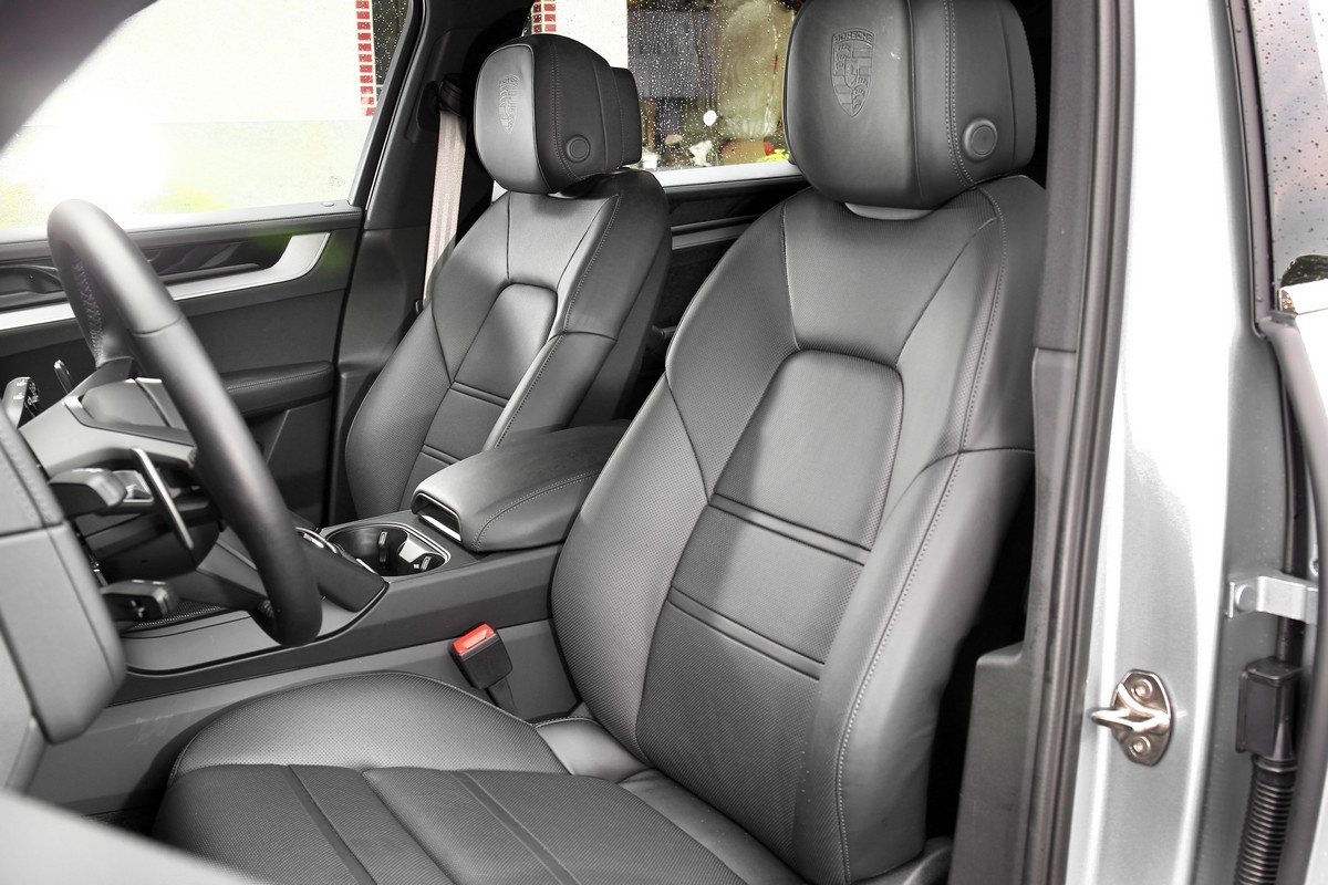 該車選配黑色柔感真皮內裝與通風功能。