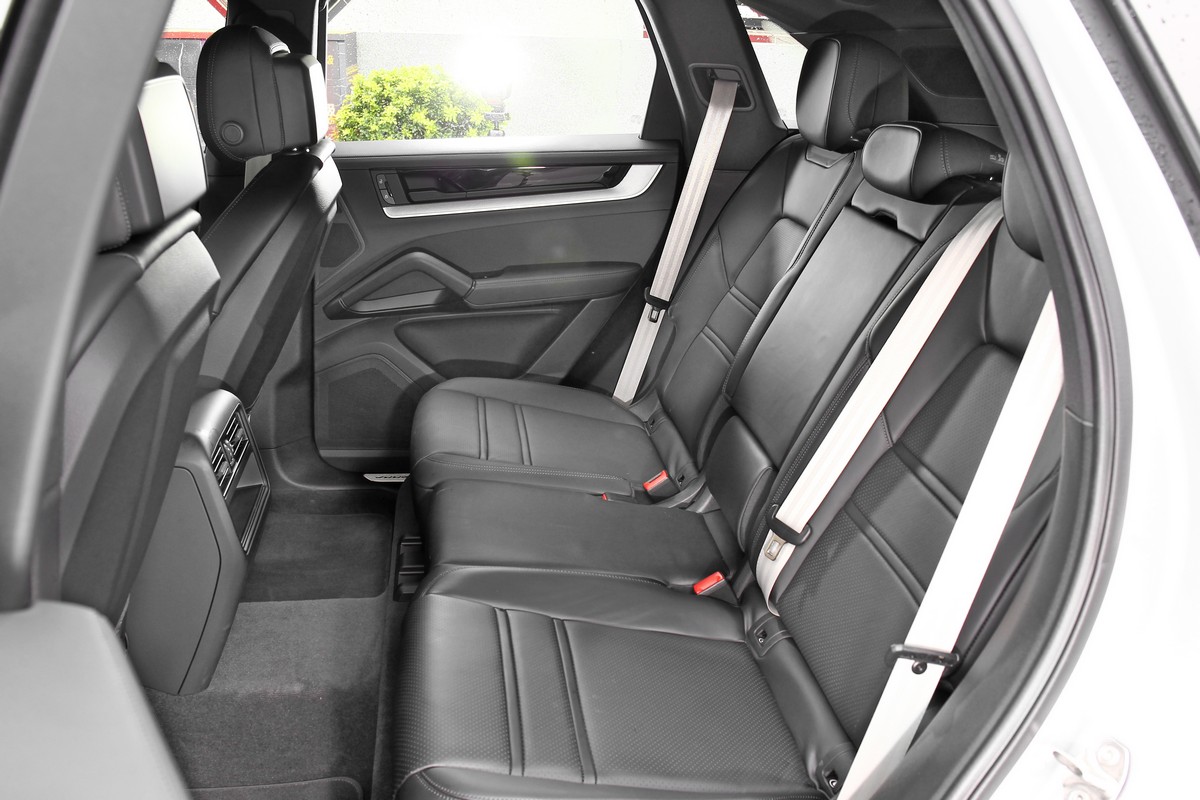 2,895mm軸距提供寬敞的後座空間,亮眼的蠟灰色安全帶是選配。