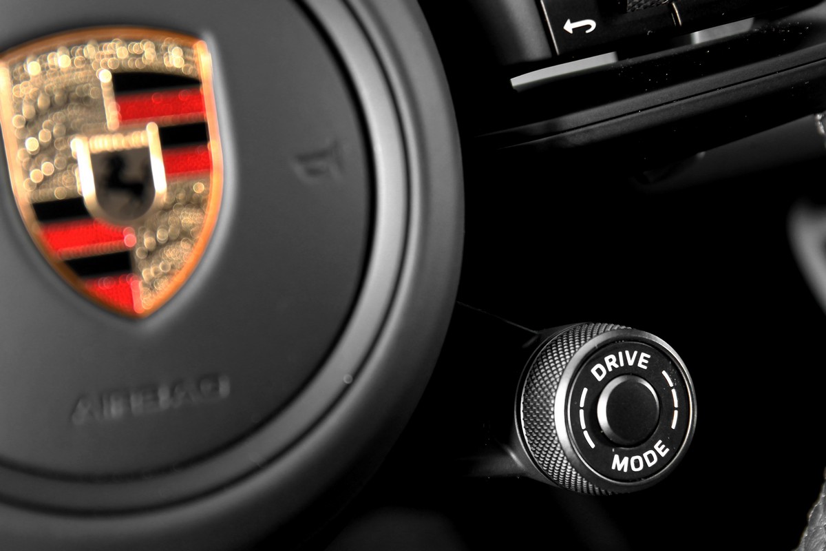 方向盤右側可選擇駕駛模式。
