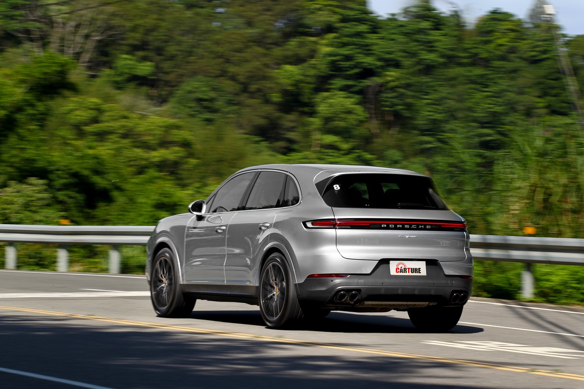 Cayenne雖然彎道操控俐落,但若要舒適行駛與乘坐也是可以很出色。