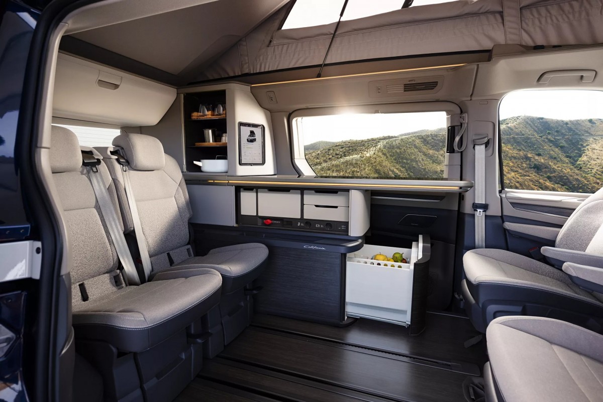 內部空間配置顯得更為從容,前方座椅一樣可以180度旋轉創造出客廳空間。