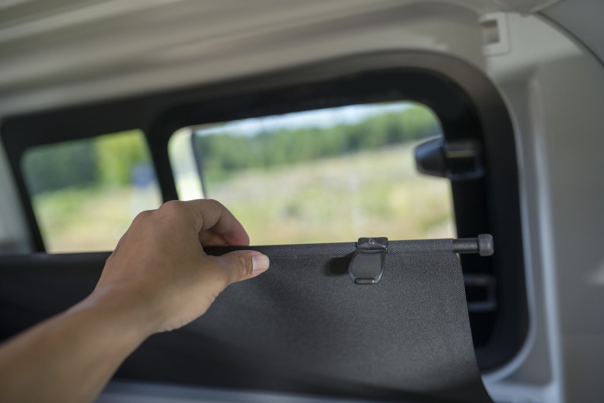 車身玻璃採用深色配置之外,也有捲簾設計確保隱私。