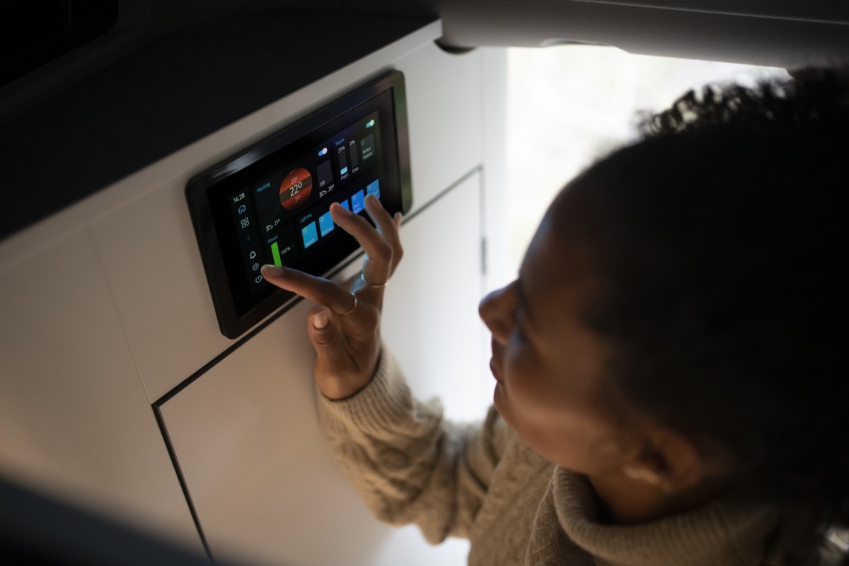 車尾配置了一塊控制車輛的面板,方便車主直接控制空調以及燈光系統。