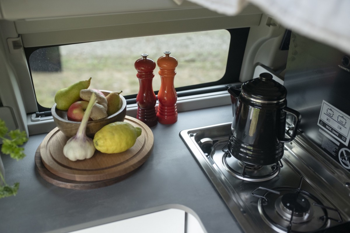 雙口瓦斯爐的配置相當實用,而且這輛車車頂是向後方掀起,所以在車尾的廚房工作區域其實不會太過於壓迫。