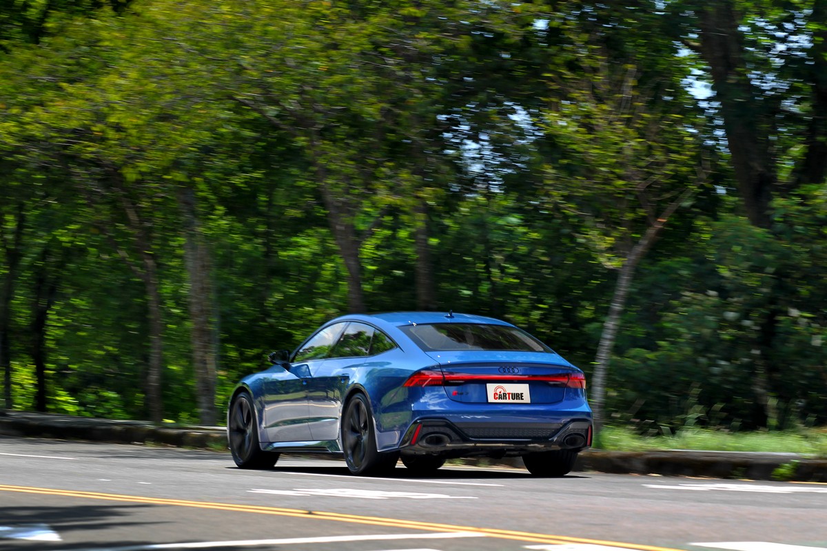 RS 7 Sportback performance搭載的4.0升V8雙渦輪引擎具有630hp馬力,0到100km/h只要3.4秒,全力衝刺可到280km/h。