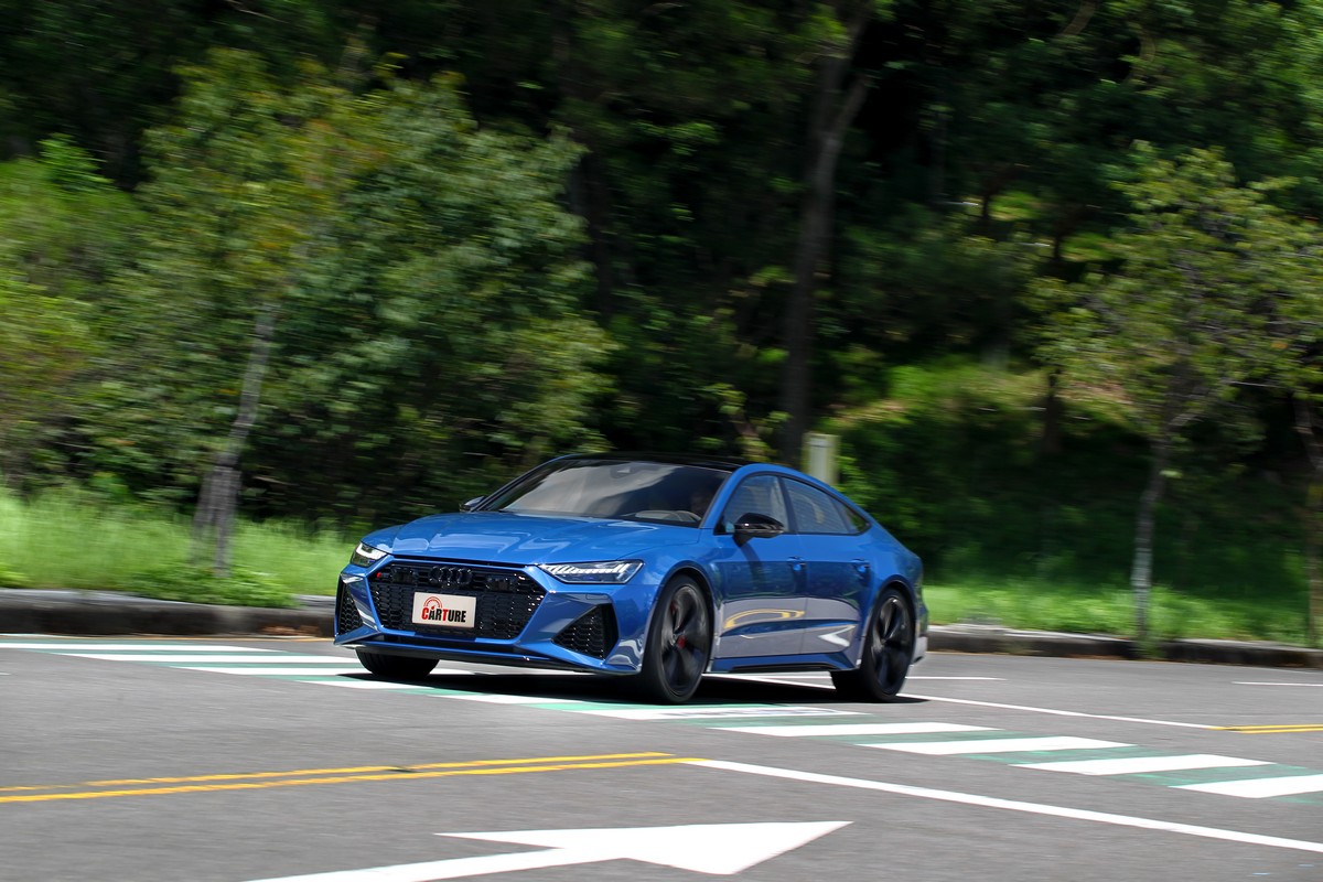 在舒適模式下只是稍微加深一點油門就有一股不小的推力湧現。