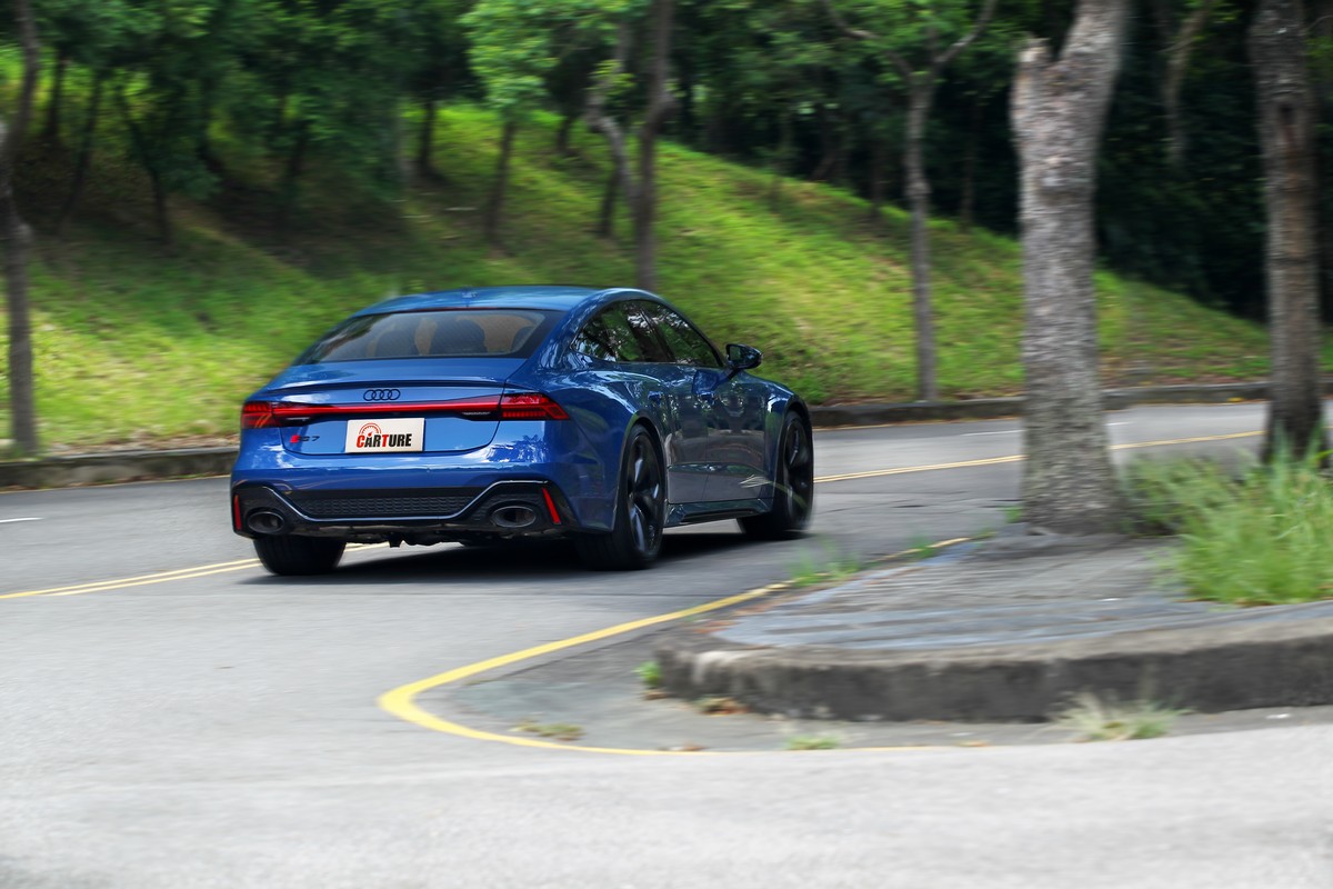 在公路無法好好了解RS 7 Sportback performance全部本事,因為真的太快了。