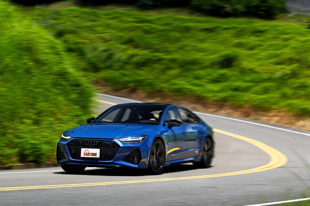 RS 7 Sportback performance搭載quattro智慧型恆時四輪傳動和新式中央差速器,在彎中有著穩定易控特性。