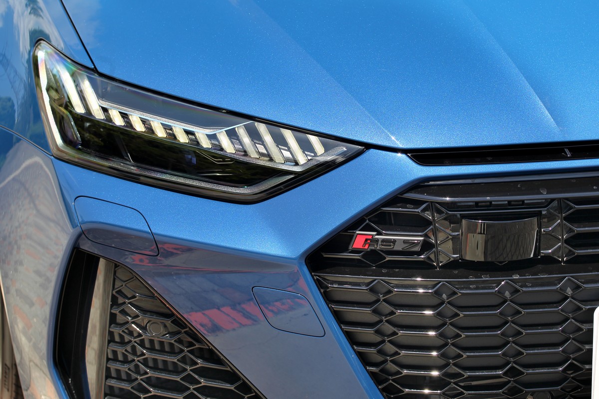 試駕車型有選配風色風格套件與黑色Logo與RS7銘牌。