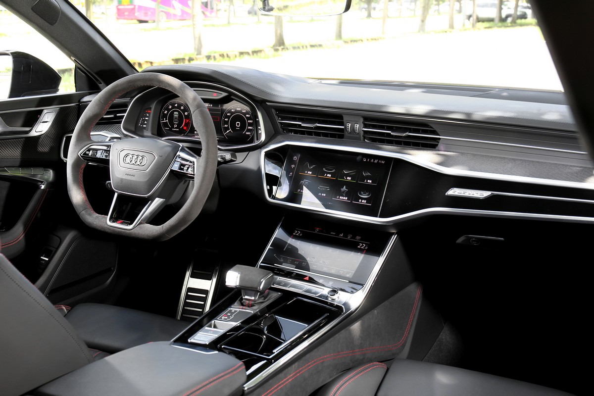 座艙格局與一般A7相同,但有導入其它材質來營造性能氛圍。