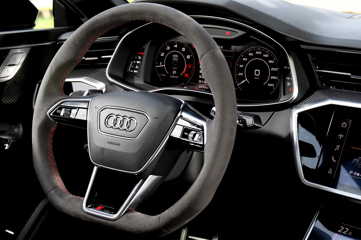 方向盤與排檔也透過麂皮來強化性能感受。