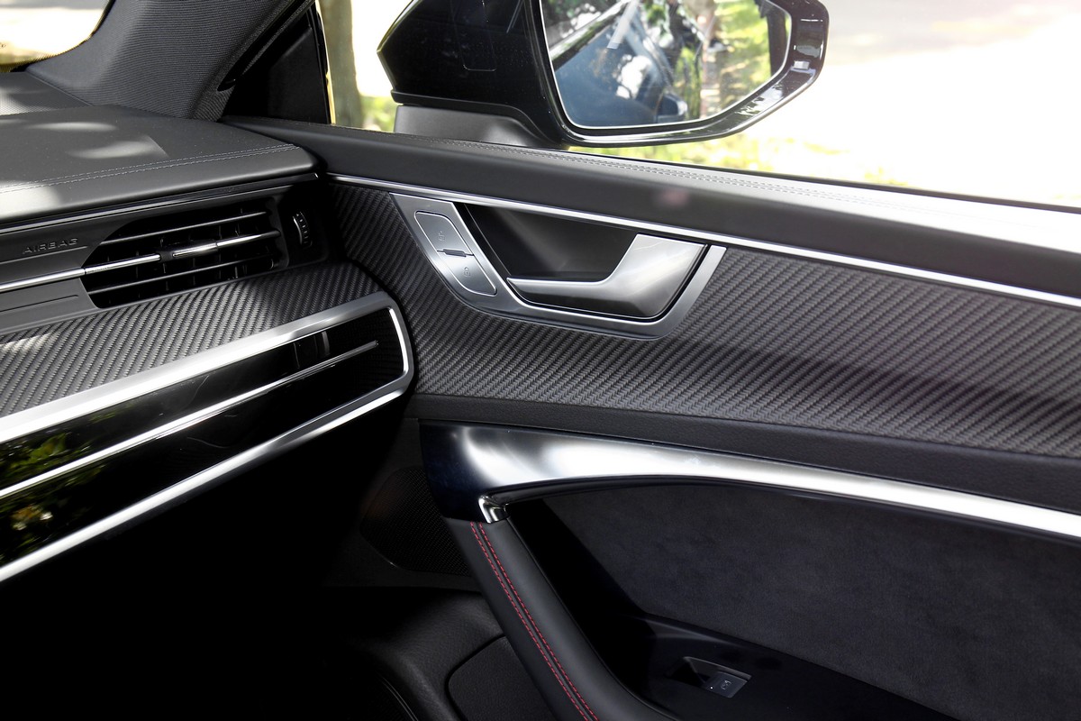 身為性能車當然要配置碳纖維飾板。