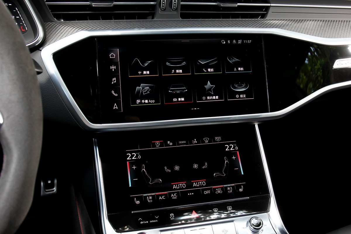中控為10.1吋/8.6吋雙層螢幕。