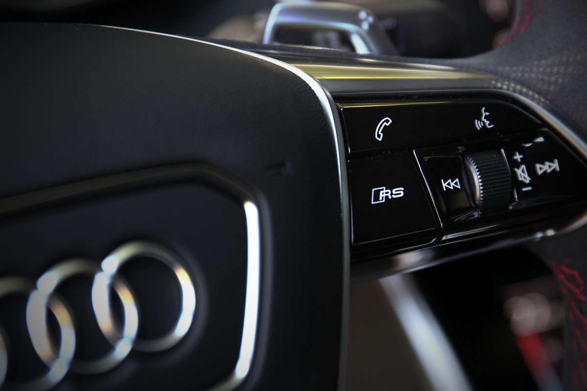 方向盤提供一鍵進入RS1與RS2模式。