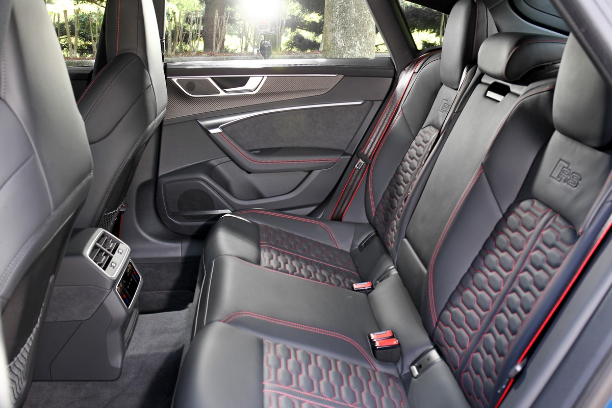 2,929mm軸距帶來寬敞的後座空間。