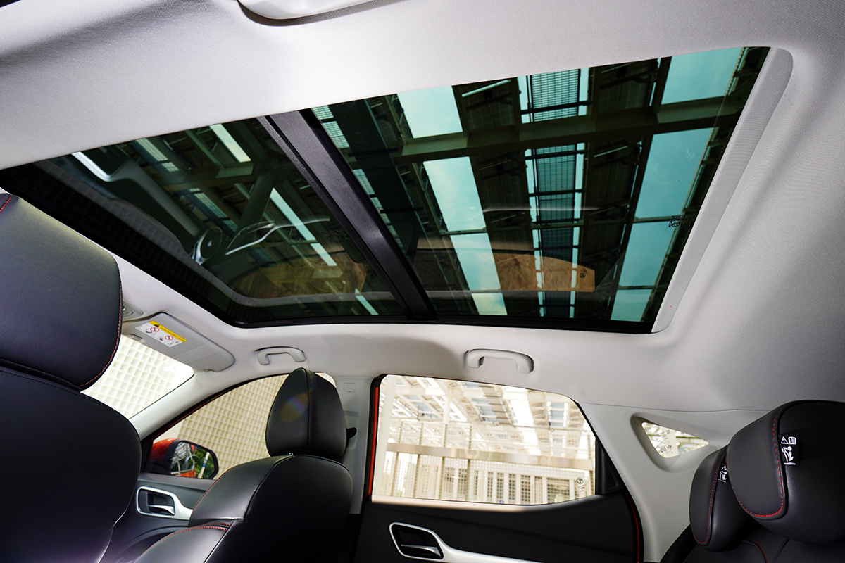 ZS的全景天窗面積比起不少更高階的車款來得大。