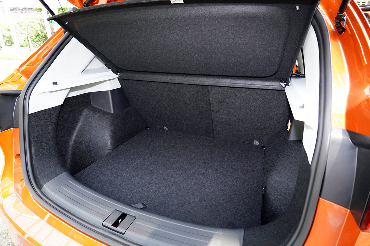 ZS的後行李箱容積為448L若將後座椅背全數放倒可擴充至1,375L。