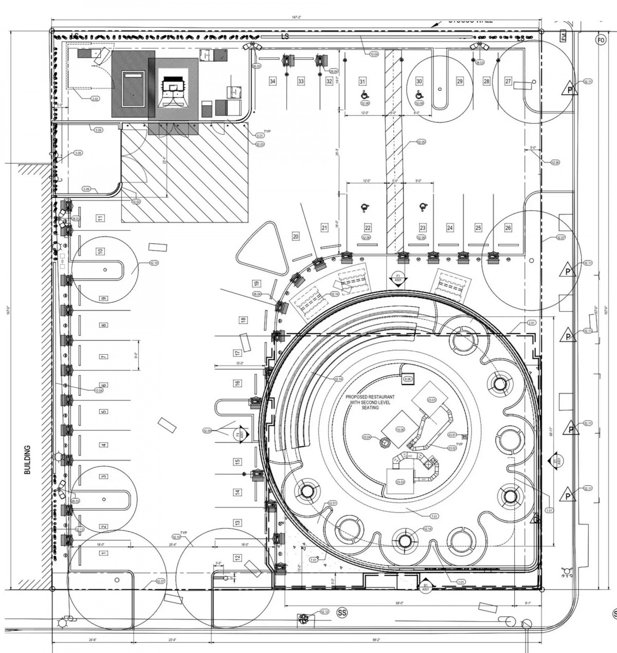 建築物外有32個超級充電樁,但如何有效運用這些車位將會是一大難題。